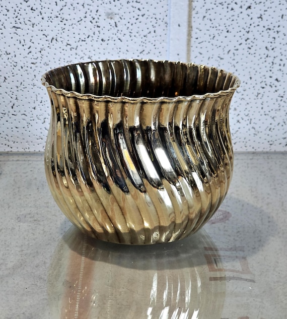 Vintage solid brass pot cover, brass planter pot.Vintage Brass Planter  Large Brass Indoor Plant Pot / Swirl Brass Pot.