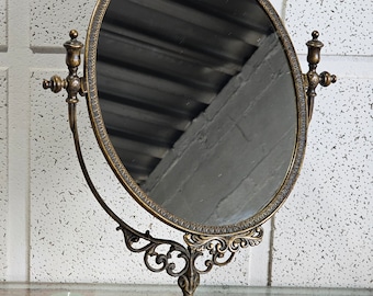 Viktorianischer Vintage-Tischspiegel aus Messing auf Ständer, wunderschönes dekoratives Muster für diesen großen Tischspiegel aus Messing auf Ständer. 19"/48,5cm. Italien.