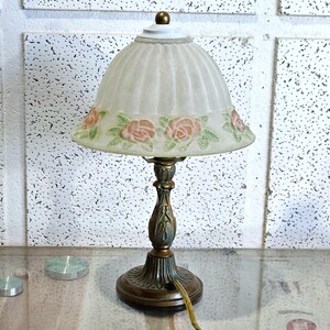 Pantalla de lámpara de mesa de vidrio pintada a mano al revés.