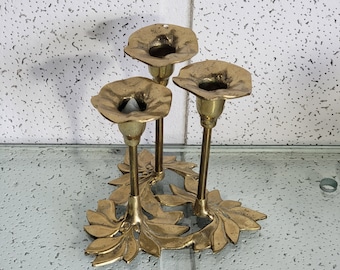 Antique brass candlestick / candlestick of three branches in the shape of flowers.