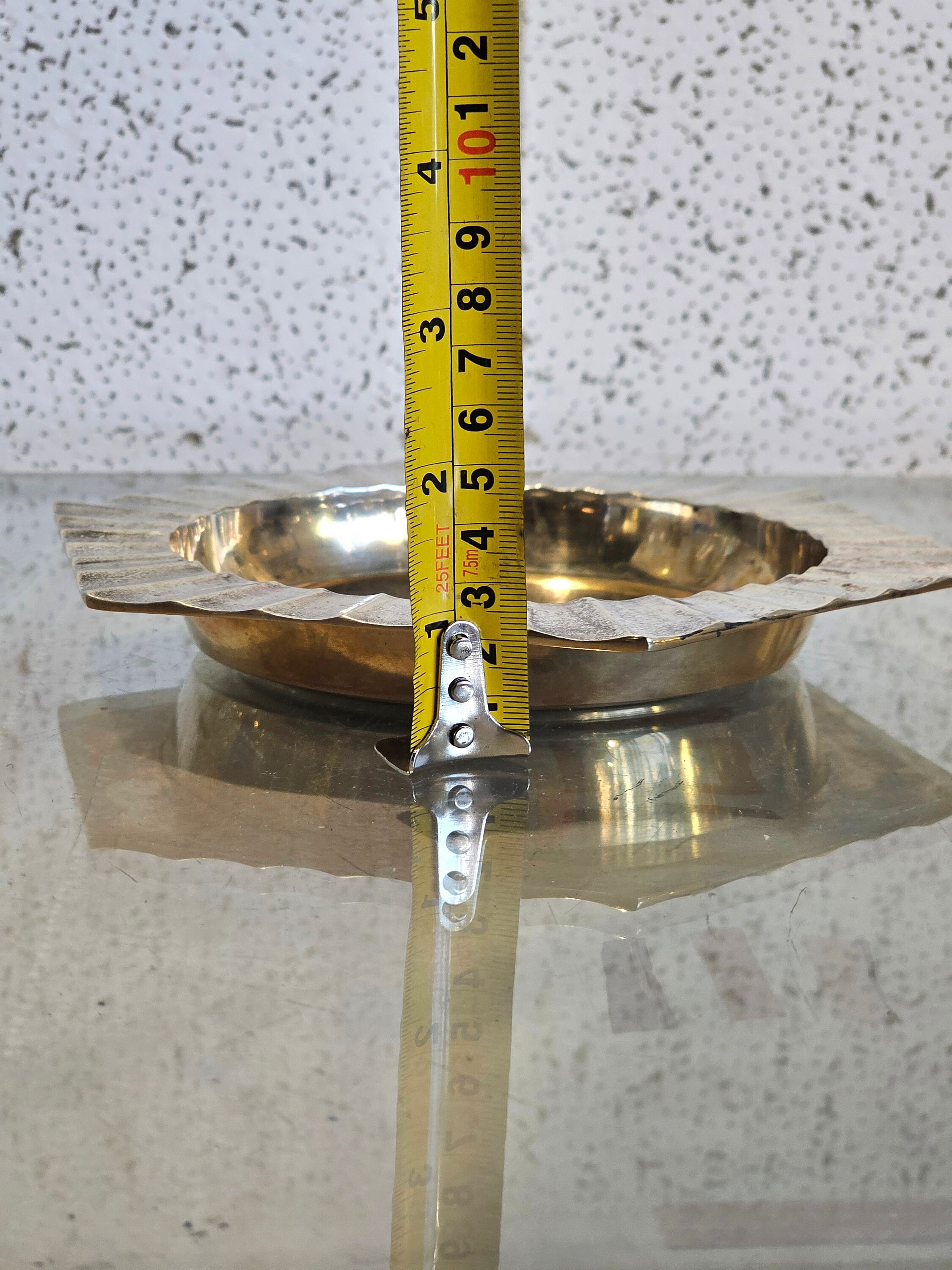 大きな真鍮製の灰皿、重厚な重厚感のあるヴィンテージの真鍮製灰皿