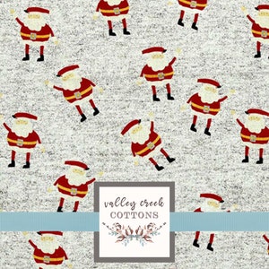 Weihnachtsmänner auf grauer Baumwolle Quilting Stoff Schüttgut