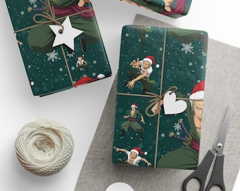 Può includere: Carta da regalo festiva con sfondo verde, con illustrazioni di un personaggio con cappello da Babbo Natale e fiocchi di neve. I regali confezionati sono legati con spago e decorati con ritagli di carta. Sono presenti anche un gomitolo di spago e delle forbici.