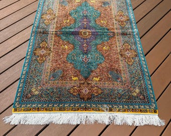 Tappeto persiano di seta di Qom: arazzo figurativo da appendere alla parete, 152 x 91 cm.