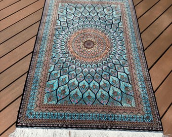 Tappeto persiano di seta di Qom: arazzo figurativo da appendere alla parete, 152 x 91 cm.