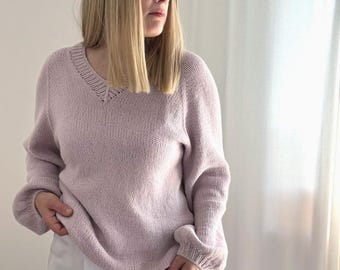 Ręcznie robiony na drutach sweter w kolorze pudrowego różu, minimalistyczny sweter z dekoltem w serek, miękki, kobiecy sweter na wiosnę, prezent dla niej