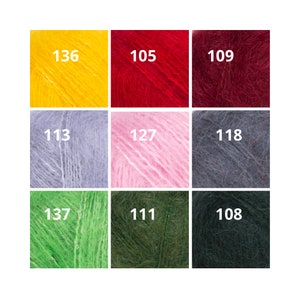 Puede incluir: Nueve ovillos de hilo en diferentes colores, incluyendo amarillo, rojo, rosa, gris, verde y verde oscuro. Cada ovillo tiene un n&uacute;mero impreso, que va del 105 al 137.