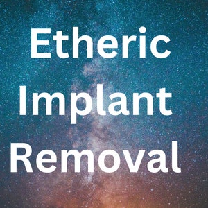 Könnte beinhalten: Bild mit einem Sternenhimmel-Hintergrund. Weißer Text liest "Etheric Implant Removal" in drei Zeilen. Der Hintergrund wechselt von Dunkelblau zu einem helleren, rötlichen Farbton.