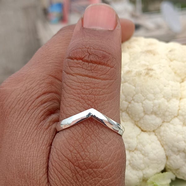 Handgjord V-formad ring i sterlingsilver: Minimalistisk boho-tumring
