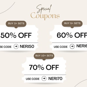 Puede incluir: Tres tarjetas de cup&oacute;n blancas con bordes marrones y texto. La tarjeta superior dice "COMPRAR 3+ CONJUNTOS 50% DE DESCUENTO USAR C&Oacute;DIGO &rarr; NERI50". La tarjeta del medio dice "COMPRAR 5+ CONJUNTOS 60% DE DESCUENTO USAR C&Oacute;DIGO &rarr; NERI60". La tarjeta inferior dice "COMPRAR 10+ CONJUNTOS 70% DE DESCUENTO USAR C&Oacute;DIGO &rarr; NERI70".