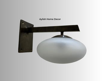 Aplique de pared italiano moderno de mediados de siglo con vidrio opalino.