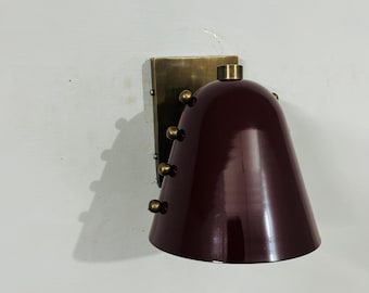 Vintage Burgunder Wandleuchte mit Messingnieten | Mid Century Modern Emaille Lampe