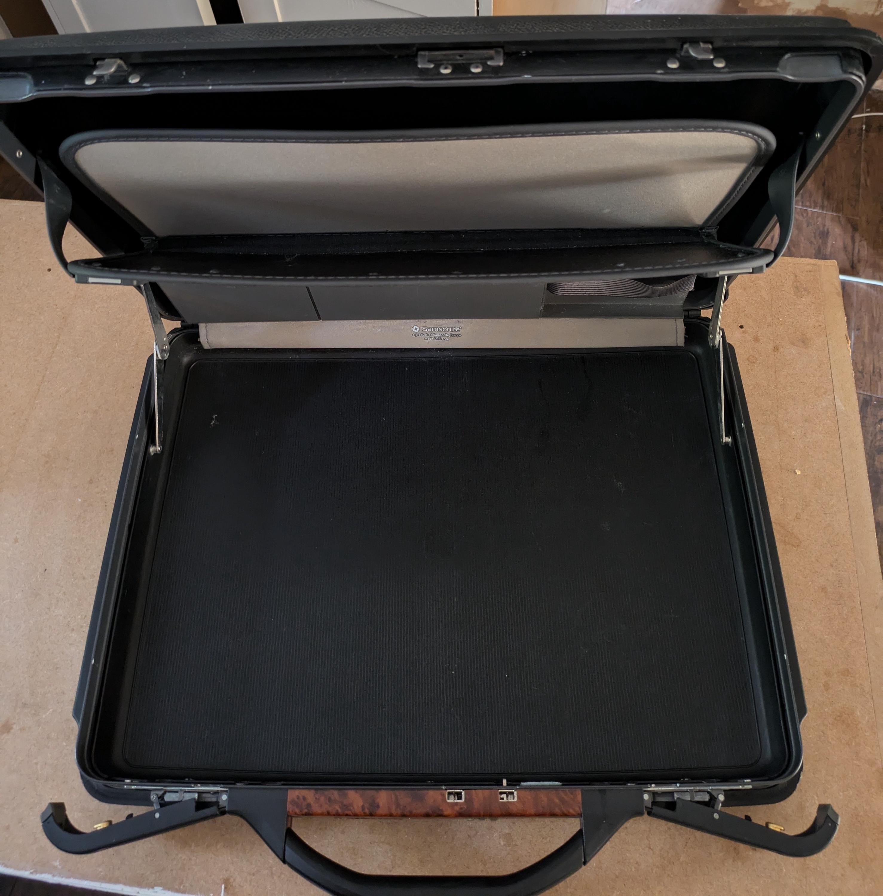 Porte-documents en cuir marron italien avec serrure à combinaison Photo