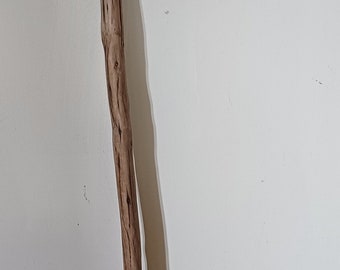 Einteiliger alter Gehstock aus Holz mit Metall-Dorne 90 cm lang