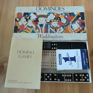 Vintage dominostenen en cribbage-set van Waddingtons cira jaren 80, compleet met speelkaarten uit die tijd.