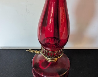 Vintage glazen olielamp in orkaanstijl. Nieuwe oude voorraad.