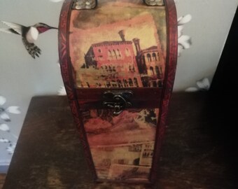 Vintage dark blood brown hinged wooden decorative wine/spirit bottle box. Ideal for wedding gift box.
