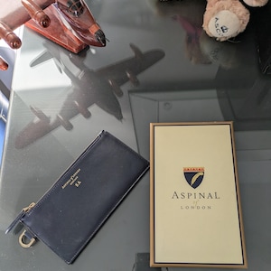 1990 年代のヴィンテージ Aspinal of London コイン カード パース。オリジナルの外箱に入った美しい状態。本革 8 インチ x 4 インチ