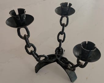 Vintage Brutalist Gusseisen Kette 3-armig geschwärzter Kerzenhalter
