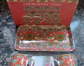 Fabelhaftes 'William Morris' ""Erdbeerdieb"" 5-teiliges Geschenkset: Tassen, Untersetzer & Tablett als neue Box."