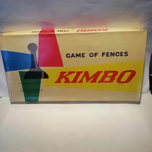 Könnte beinhalten: Eine gelbe Schachtel mit den Worten "Game of Fences" und "Kimbo" in Rot und Schwarz gedruckt. Die Schachtel hat eine bunte Illustration eines Spielsteins auf der Vorderseite.
