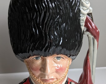 Zabytkowy wazon/dzbanek Royal Doulton Guardsman, model Stanley Taylor