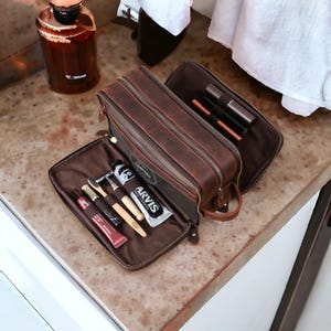 Kit da toeletta in pelle di alta qualità - Compagno di viaggio compatto ed elegante per uomo - Pelle Crazy Horse resistente - Con 3 cerniere.
