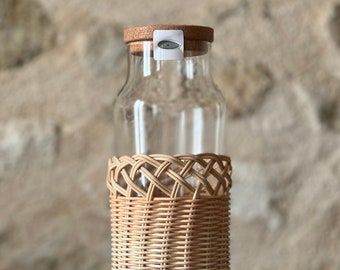 Carafe à eau en verre et rotin ou vase