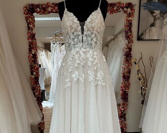 A-line wedding dress in glittering tulle with V-neckline and beaded bodice Jenica