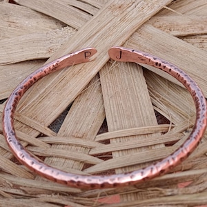 Bracciale rigido in rame fatto a mano: polsino spesso personalizzato