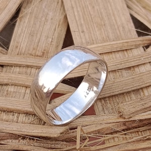 Peut inclure: Une bague en argent avec une finition lisse et polie. L'intérieur de la bande est marqué du numéro "925".