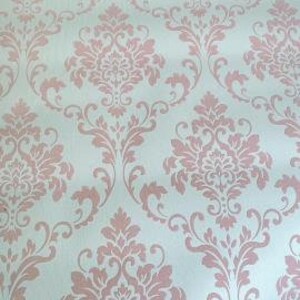 Puede incluir: Un papel tapiz azul claro con un patr&oacute;n repetido de dise&ntilde;os florales damasco de color rosa.