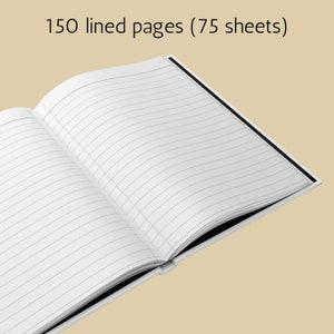 Pode incluir: Um caderno aberto com 150 p&aacute;ginas pautadas (75 folhas). O caderno tem uma capa branca e uma encaderna&ccedil;&atilde;o preta.