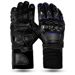 Può includere: Un paio di guanti da moto in pelle nera con dettagli blu e cuciture bianche. I guanti presentano protezione per le nocche e un cinturino da polso. Il design include aree imbottite per la resistenza agli urti.