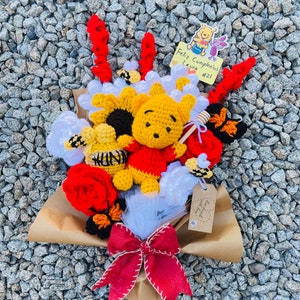 Disney’s Winnie the Pooh and Hunny jar crochet bouquet| crochet Pooh bear and honey bee| knitted bouquet| amigurimi| a thousand acre woods|