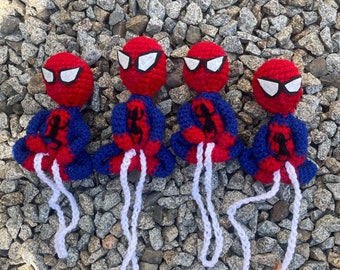 Marvels Spiderman virkade handgjorda biltillbehör! Perfekt spindelvävgåva - backspegelhänge/berlock