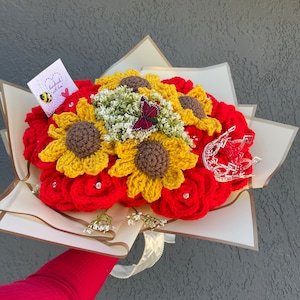 Crochet Ramo Buchón| handmade gem/bedazzle roses and sunflower crochet bouquet| anniversary gift| Mother’s Day gift| crochet floral arrange