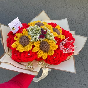 Ramo Buchón de crochet/ ramo de rosas y girasoles de crochet hecho a mano/ regalo de aniversario/ regalo del Día de la Madre/ arreglo floral de crochet
