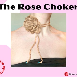 Op de afbeelding: Een gehaakte rozen choker ketting in een lichtbruine kleur met twee lange banden. De choker wordt gedragen door een persoon met een zwart topje. De tekst "The Rose Choker" staat bovenaan de afbeelding en "@prouesse.studio" staat onderaan de afbeelding.