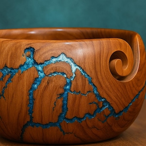 Puede incluir: Un cuenco de hilo de madera con un acabado marrón intenso y llamativos detalles de resina azul. El cuenco presenta una guía de hilo en espiral y está diseñado para sujetar el hilo mientras se teje o se hace ganchillo. La veta de la madera es visible.
