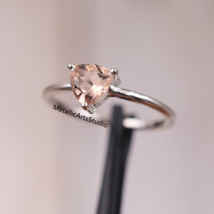Anillo de compromiso de morganita de corte trillón en oro de 14 quilates. Ideal para bodas, compromisos, aniversarios y Navidad.