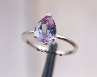 Anello minimalista di alessandrite a forma di pera, anello di fidanzamento di alessandrite delicato, anello di pietra che cambia colore, regalo di Natale per le donne, anello di promessa