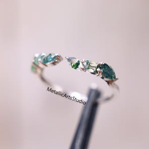 Anillo abierto de ágata musgosa marquesa: alianza de boda de plata de ley.