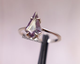 Pierścionek zaręczynowy z aleksandrytem w szlifie latawcowym: zabytkowa obrączka ślubna ze srebra próby 925