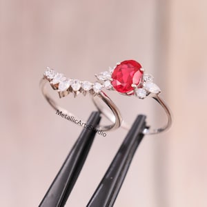 Förlovningsring med rubiner: Oval slipning, klusterdiamant, sterlingsilver