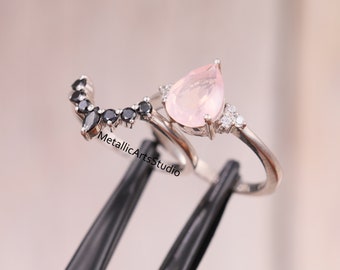 Conjunto de anillos nupciales de cuarzo rosa natural y diamantes negros, conjunto de anillos de compromiso de banda curva, anillo de apilamiento de corte de pera, anillo de promesa para mujeres, regalo