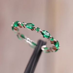 Minimalistische Ewigkeit Smaragd CZ Band, Micro Pave Ring, Diamant im Rundschliff, Verlobungsring, Hochzeitsband Versprechen für sie