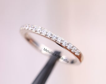 Minimalist Eternity Band, Twisted Knuckle Band, Round Cut Diamond Engagement Band, Moissanite Wedding Band, Promise Ring, Anniversary Gift