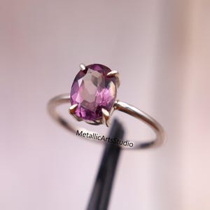 Anel delicado de alexandrita, anel vintage feito à mão, anel mágico azul-púrpura, anel de alexandrita, anel de noivado feminino, presente para ela, prata 925