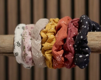 Handmade Scrunchies | Haargummis | Accessoires | Schmuck | Zopfgummi | Zopf | Musselin | Punkte | Blümchen | taupe | blau